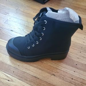 Left boot, single shoe only size 10.5w